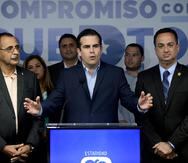 Abel Nazario, a la extrema izquierda, y Rafael “June” Rivera Ortega, a la extrema derecha, ocuparán sus puestos en propiedad a partir del 1 de enero.