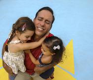 Jorge Castro recibe un abrazo de sus hijas Olivia Gabriela (a la derecha) y Elena Isabel (a la izquierda).