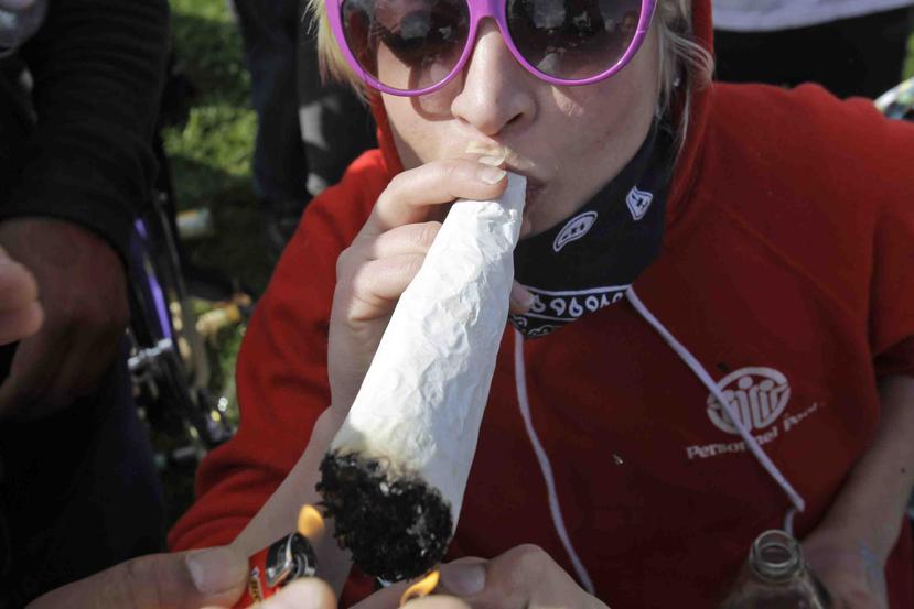 Una mujer enciende un enorme cigarro de marihuana en el Parque Golden Gate de San Francisco el 20 de abril de 2010. (Archivo / AP / Marcio José Sánchez)