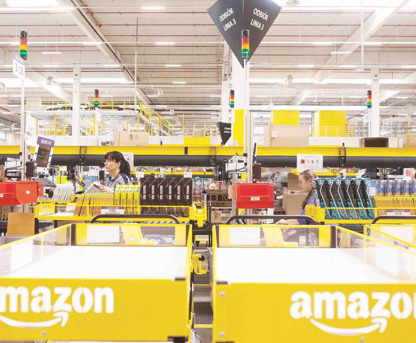 En la foto empleados de Amazon procesando los pedidos de los clientes. (Bloomberg)