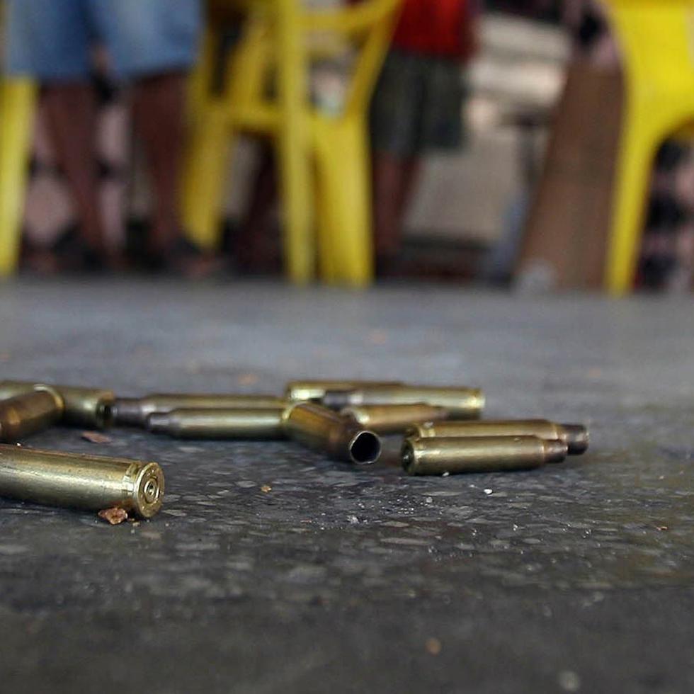 Varios casquillos de bala en una escena de un crimen.