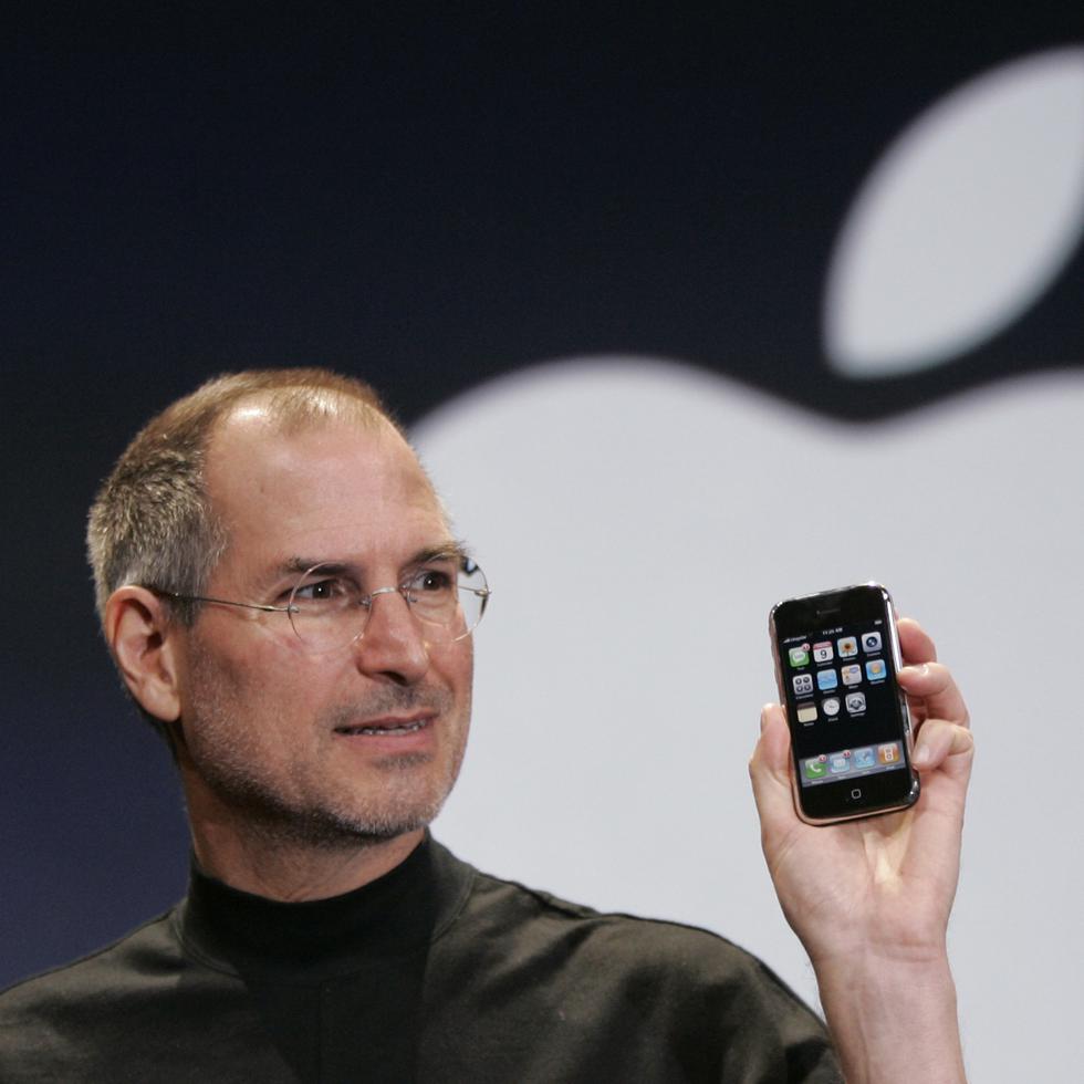 El director general de Apple, Steve Jobs, muestra un iPhone en la MacWorld Conference, el 9 de enero de 2007, en San Francisco.