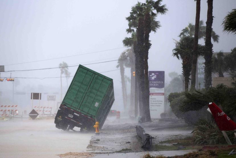 Decenas de miles de personas en Texas se apresuraban el viernes a tomar refugio o salirse del paso del huracán Harvey. (AP)