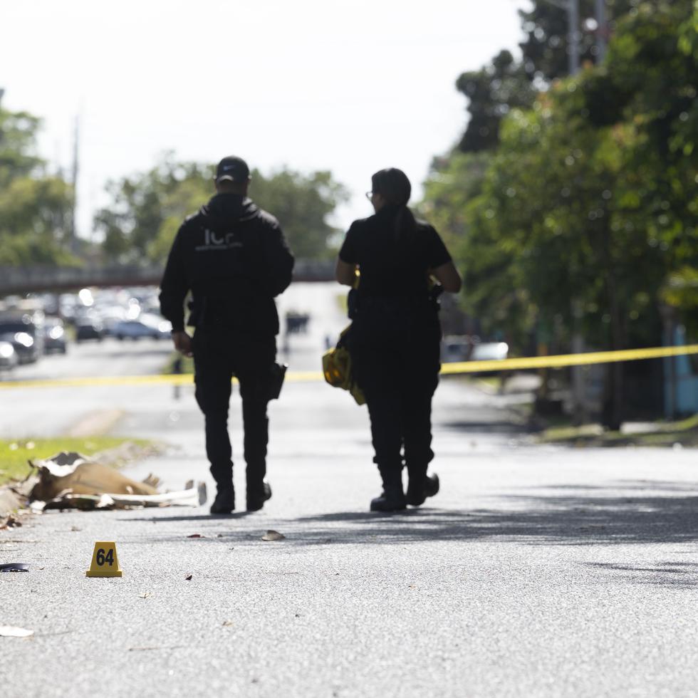Personal del Instituto de Ciencias Forenses (ICF) trabajando la escena del agente asesinado en Carolina.