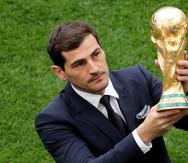 El portero español Iker Casillas presenta el trofeo de la Copa Mundial de la FIFA previo al arranque del torneo en 2018. (EFE)
