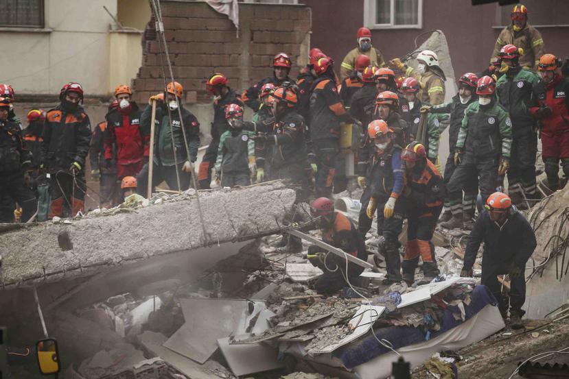 Socorristas retiran los escombros en el sitio del derrumbe la víspera de un edificio de apartamentos de ocho pisos en Estambul. (AP)