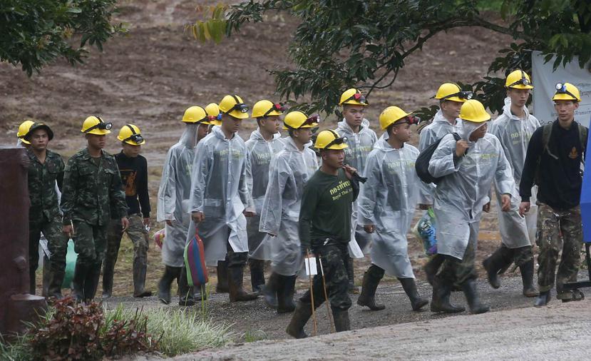 Rescatistas caminan hacia la entrada de un complejo de cuevas donde todavía hay cinco personas atrapadas, en el inicio de la tercera jornada de rescate, en Mae Sai, en la provincia de Chiang Rai, en el norte de Tailandia. (AP)