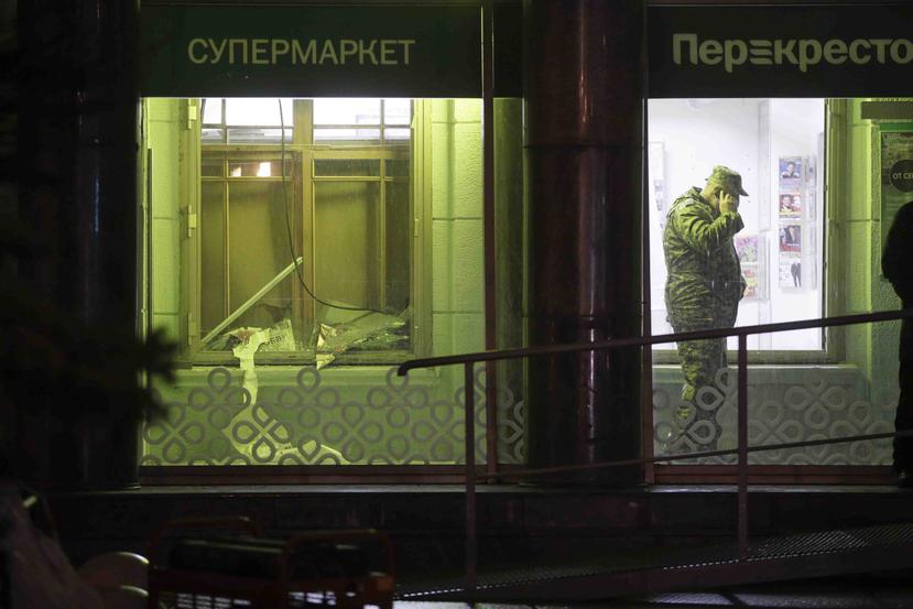 Un investigador habla por teléfono dentro de un supermercado tras una explosión en San Petersburgo, Rusia. (AP)