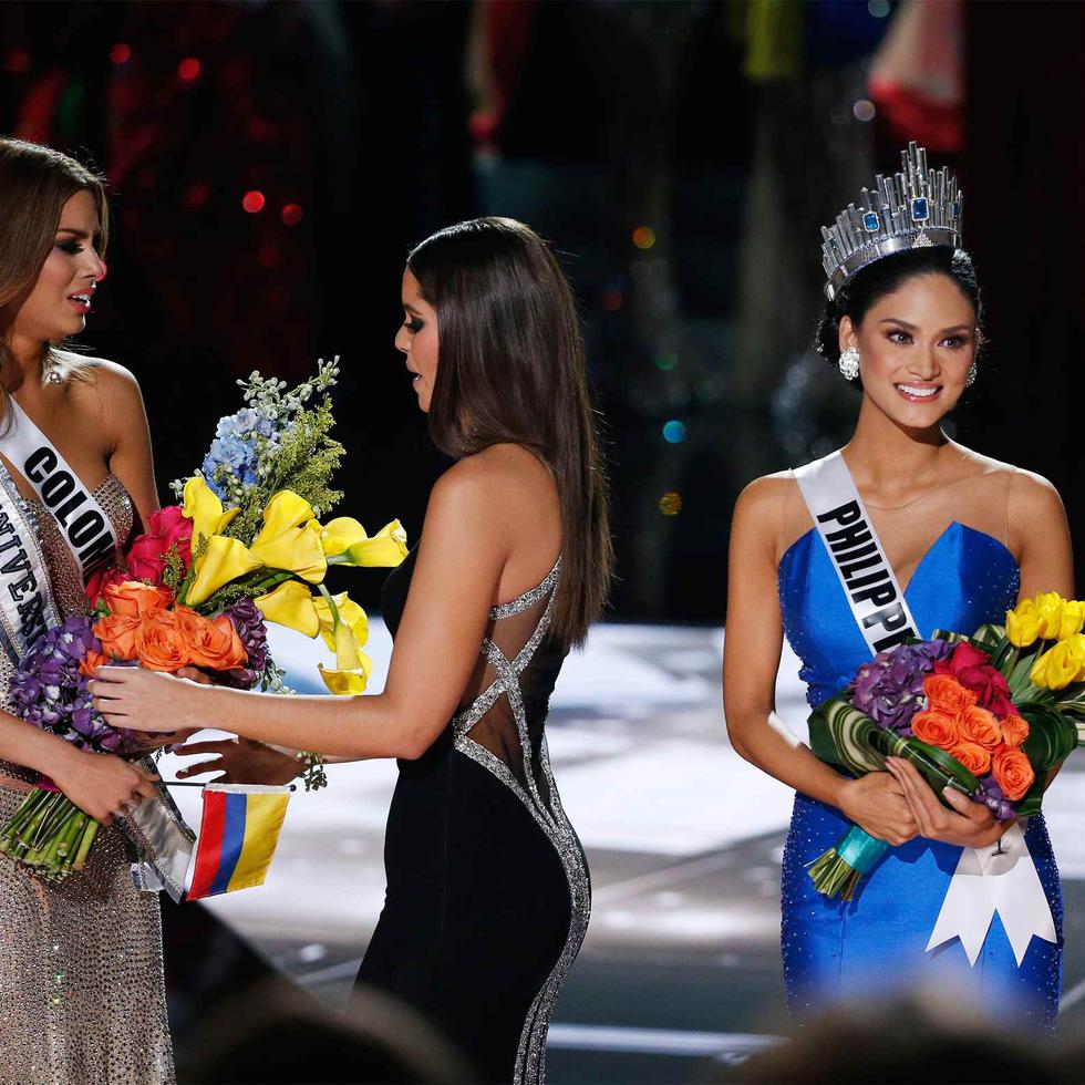 Momento en que Paulina Vega le quita la corona y el ramo a su compatriota colombiana y la entrega a la real ganadora del certamen, Miss Filipinas.
