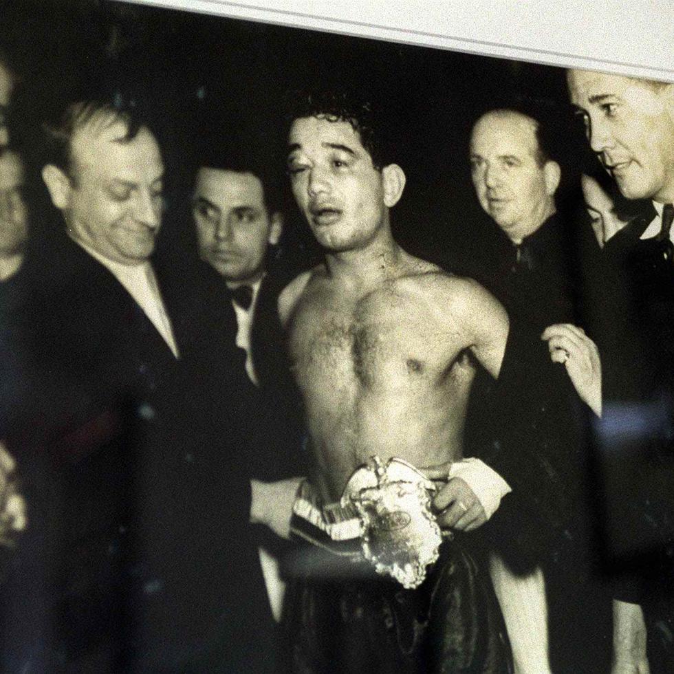Escobar es reconocido con una faja de campeón. El boricua ganó su primera corona en 1934 en Montreal, Canadá. (Archivo)