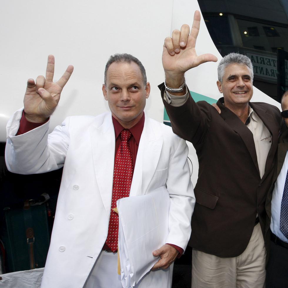 Nelson Molinet Espino (extrema izquierda) fue condenado a 20 años de cárcel en razón de la ley NO. 88 que castiga los actos contra la protección de la independencia nacional y la economía de Cuba.