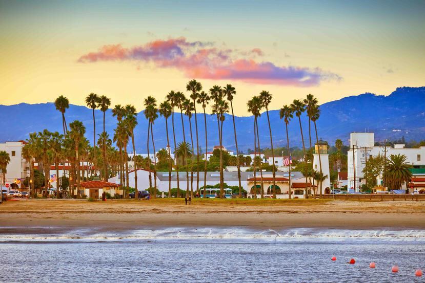 Perfil de la ciudad de Santa Bárbara, desde su famosa playa. (Shutterstock)