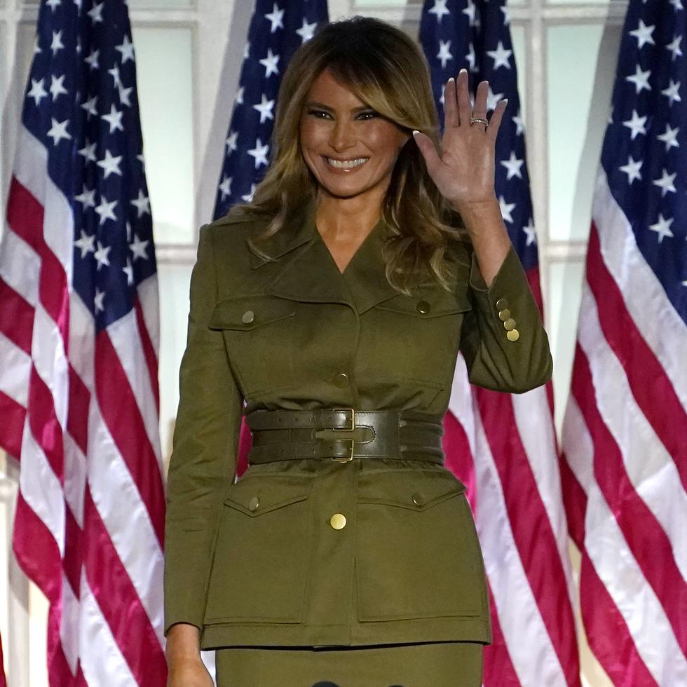 Melania Trump sorprendió tanto con su mensaje como con su vestimenta. (Foto: AP)
