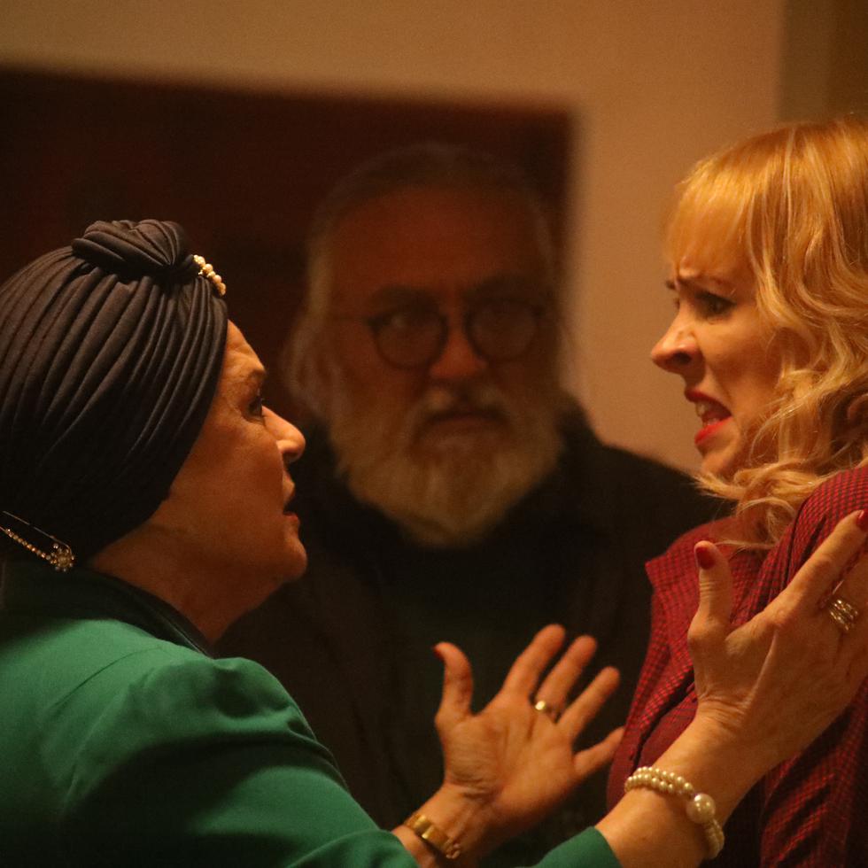 Marilyn Pupo (izq.) y Mariana Quiles en una escena de "Vejigantes", bajo la dirección por Roberto Ramos Perea (centro).