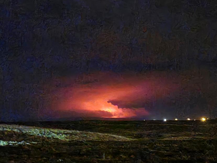 El cielo nocturno brilla tras la erupción de un volcán el viernes 19 de marzo de 2021 en la península Reykjanes de Islandia, no lejos de la capital Reikiavik.