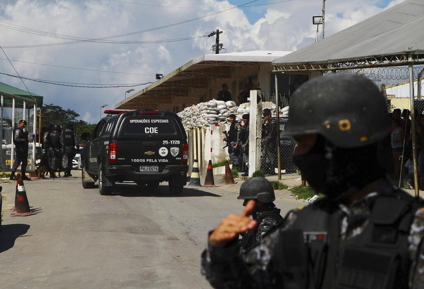 Un policía resguarda la entrada al Complejo Penitenciario Anisio Jobim, en el estado de Amazonas, al norte de Brasil. (AP / Edmar Barros)