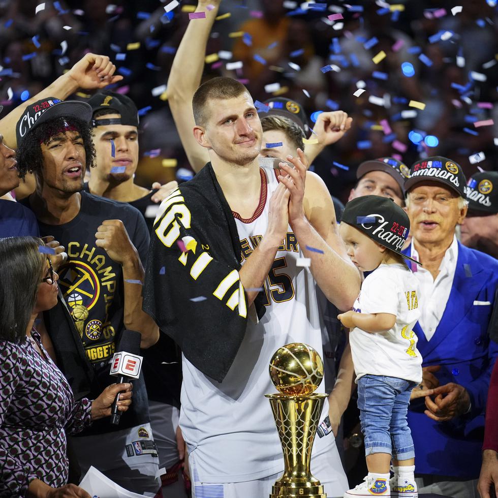 El pívot de los Nuggets de Denver Nikola Jokic celebra con sus compañeros tras ganar el campeonato de la NBA en la temporada 2022-2023.