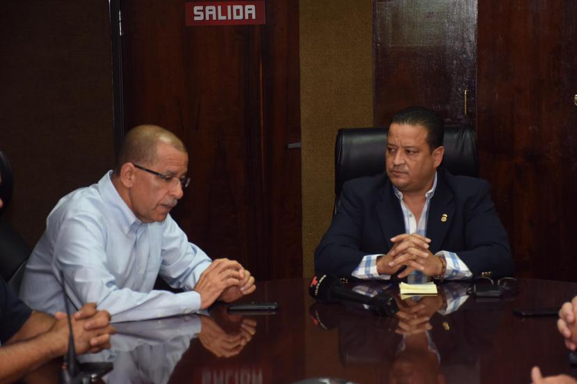 El jefe  de la Policía, Henry Escalera, se reunió ayer con el alcalde de Toa Baja, Bernardo Márquez, para discutir el problema del crimen en ese municipio. (Suministrada)
