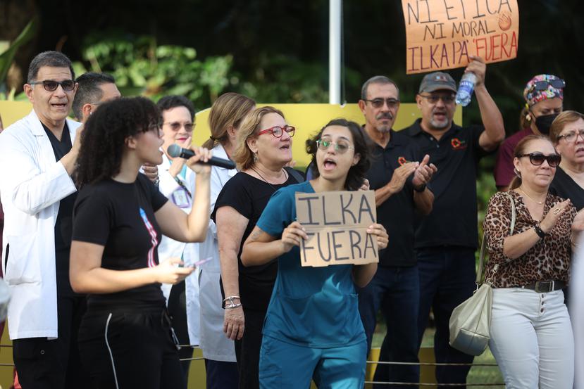 En medio de manifestaciones, los estudiantes del Recinto de Ciencias Médicas exigen la destitución o renuncia de la rectora Ilka Ríos Reyes y han anunciado un paro indefinido, que comenzaría mañana, miércoles, a las 7:00 a.m.