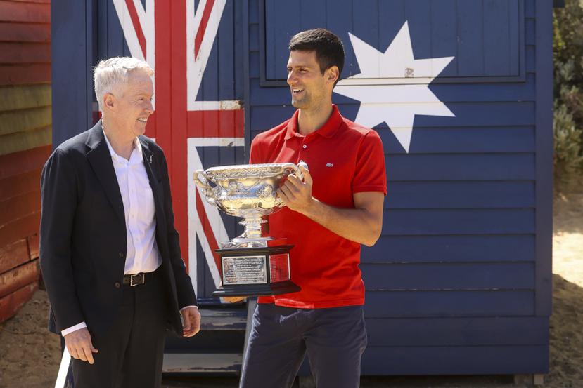 El tenista serbio Novak Djokovic, a la derecha, junto al director del Abierto de Australia, Craig Tiley.