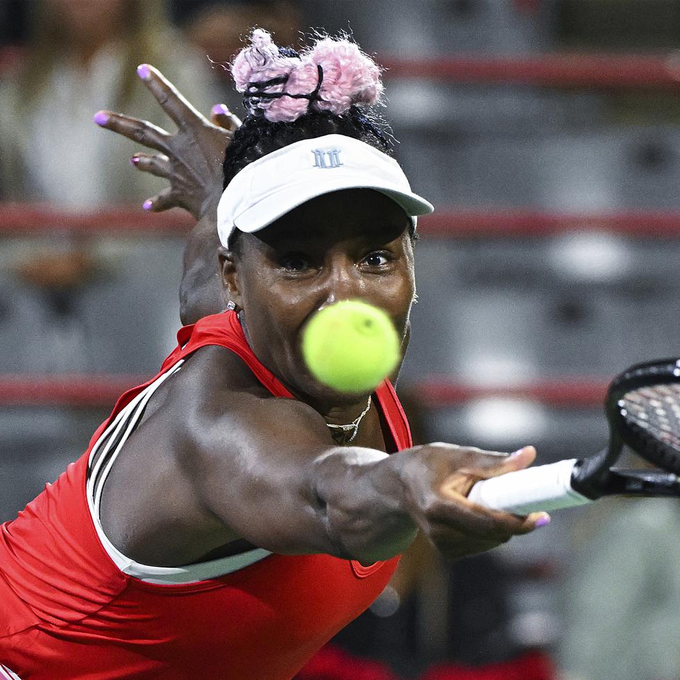Venus Williams durante su partido contra Madison Keys en la primera ronda del Abierto de Montreal, el lunes 7 de agosto de 2023. (Graham Hughes/The Canadian Press vía AP)