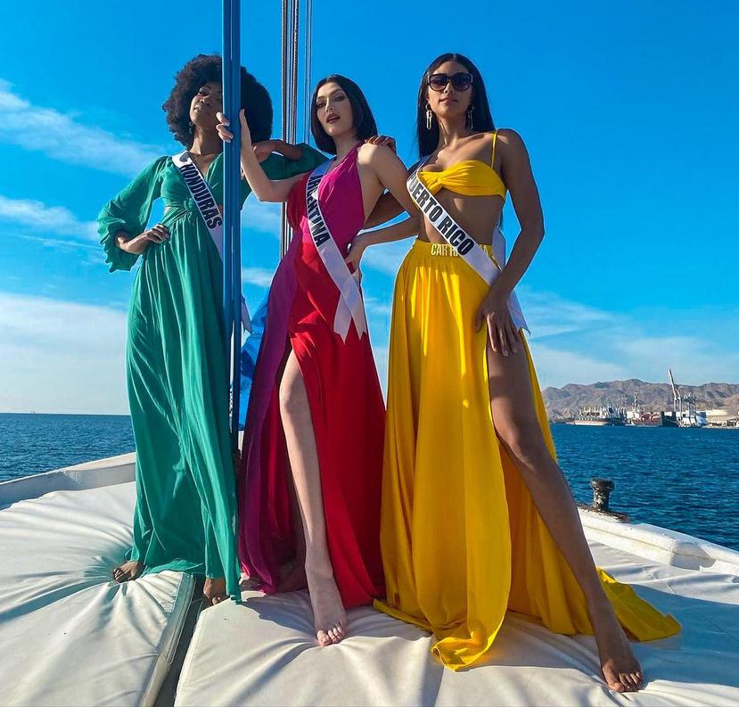 Michelle Marie Colón, a la derecha, disfrutó de un paseo en bote por el Mar Rojo, en Israel, acompañada por Rose Meléndez, Miss Universe Honduras 2021, y María Julieta García, Miss Universe Argentina 2021.