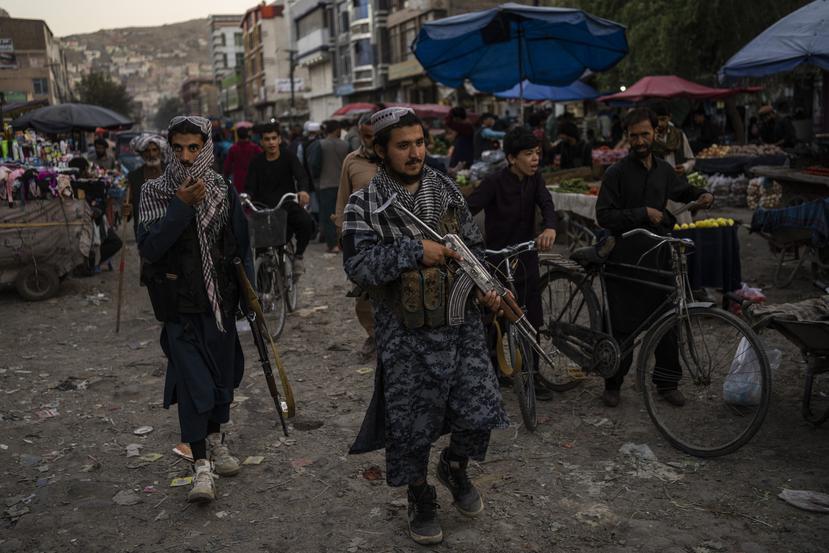 Combatientes talibanes patrullan un mercado en la ciudad vieja de Kabul, Afganistán.