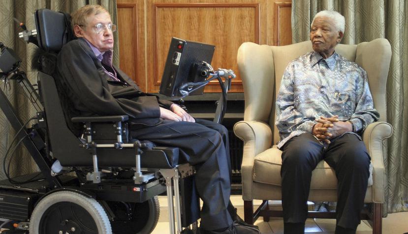Stephen Hawking, quien falleció este 14 de marzo a los 76 años, fue uno de los científicos más importantes del siglo XX. Enla foto aparece con Neslon Mandela (AP)