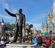 Una estatua de Walt Disney y Micky Mouse frente al Castillo de Cenicienta en el parque de Magic Kingdom en Walt Disney World, en Florida.