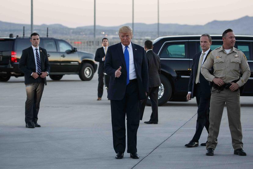 El presidente Donald Trump hace un gesto de aprobación luego de llegar al aeropuerto internacional McCarran, en Las Vegas, para acudir a un acto proselitista. (AP)