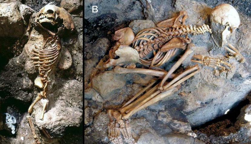 Los expertos descubrieron extraños residuos de mineral en color rojo y negro en los esqueletos. (Petrone et al.)