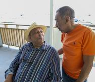 Orlando "Peruchín" Cepeda y Junior Cordero conversan durante su encuentro ayer en Salinas.