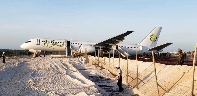 El Boeing 757-200 de la aerolínea Fly Jamaica tras su aterrizaje de emergencia en Guyana. (AP)