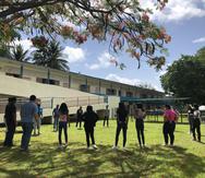 Estudiantes de noveno grado en una dinámica de la clase de Educación Física en la escuela Onofre Carballeira Umpierre, en Cataño.