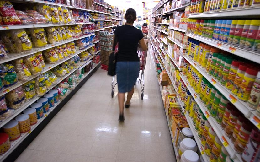 Los supermercados no podrán operar los domingos, según la nueva orden ejecutiva que extiende el toque de queda. (GFR MEDIA / Archivo)