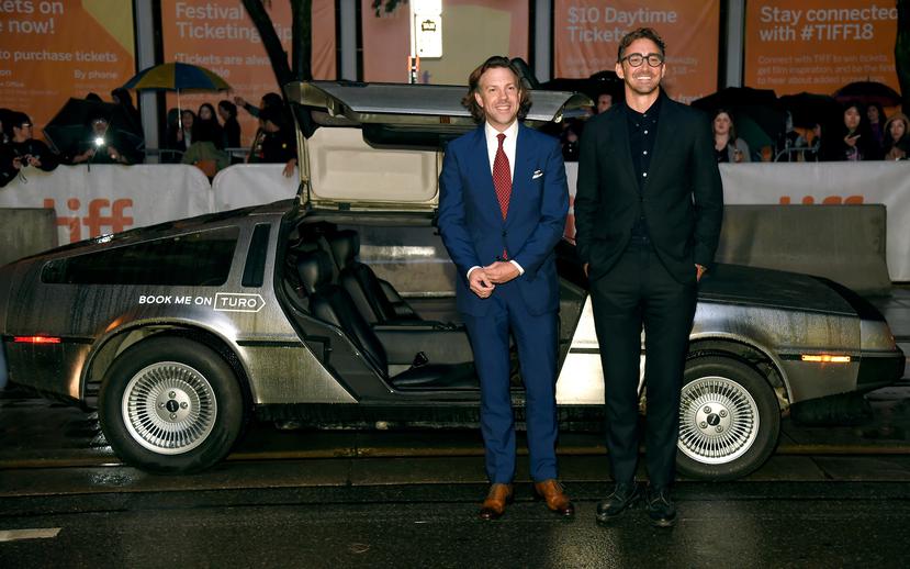 Los protagonistas de “Driven”, Jason Sudeikis y Lee Pace, posan junto al auto DeLorean frente al Princess of Wales Theatre. (Chris Pizzello / Invision / AP)