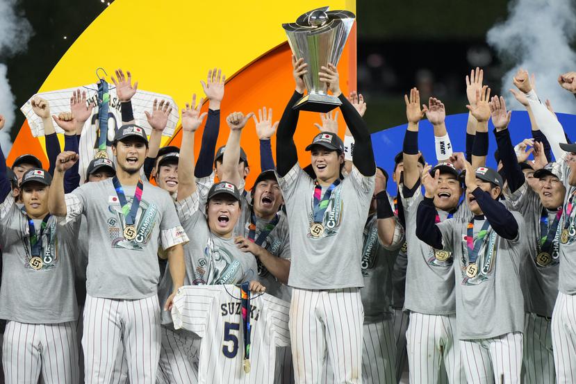 Shohei Ohtani, Jugador Más Valioso de la final del Clásico Mundial de Béisbol, levanta el trofeo de campeón junto a sus compañeros de equipo.