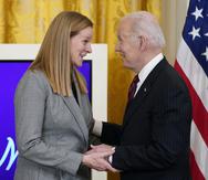 La ley va ahora al despacho del presidente estadounidense Joe Biden (derecha), aquí con Cindy Parlow Cone, líder de la Federación Nacional de Fútbol, para su firma.