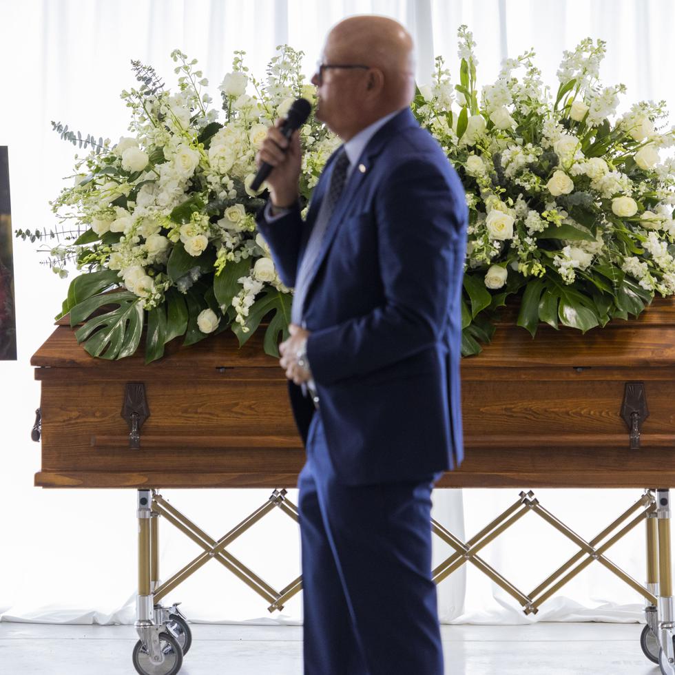 En la foto, Carlos López-Lay, presidente de Bella Group, frente al ataúd con los restos del empresario Jerónimo Esteve-Abril.