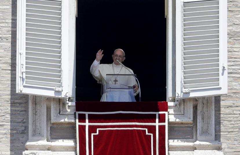 El papa Francisco en su balcón sobre la Plaza de San Pedro en el Vaticano. (AP)