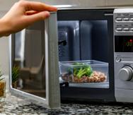 Cuando se calienta comida en un contenedor de plástico dentro del horno de microondas, el BPA y los ftalatos se filtran en los alimentos, especialmente si son productos grasos como carne o quesos.