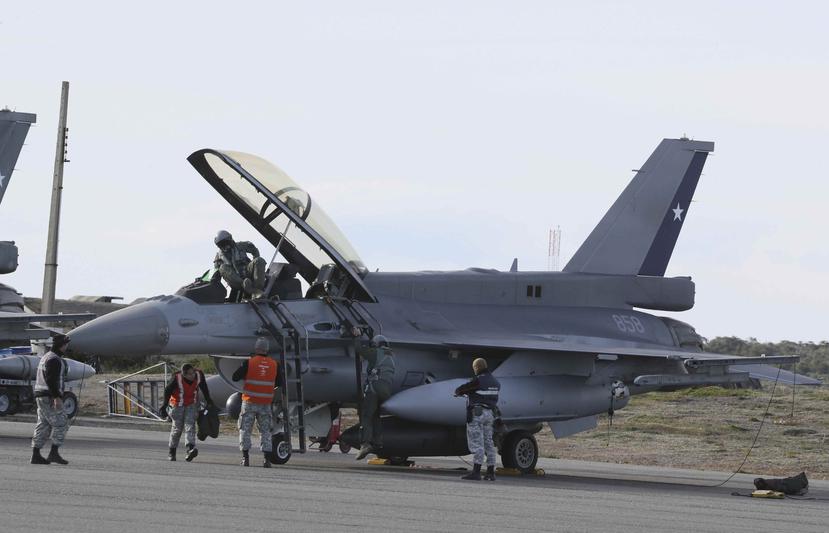 Un caza F-16 de la Fueza Aérea de Chile recibe mantenimiento luego de aterrizar tras completar una misión de búsqueda del avión de carga C-130 que desapareció en ruta a la Antártida. (AP / Fernando Llano)