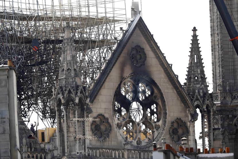 Bomberos inspeccionan la fachada de la catedral de Notre Dame en París. (EFE)