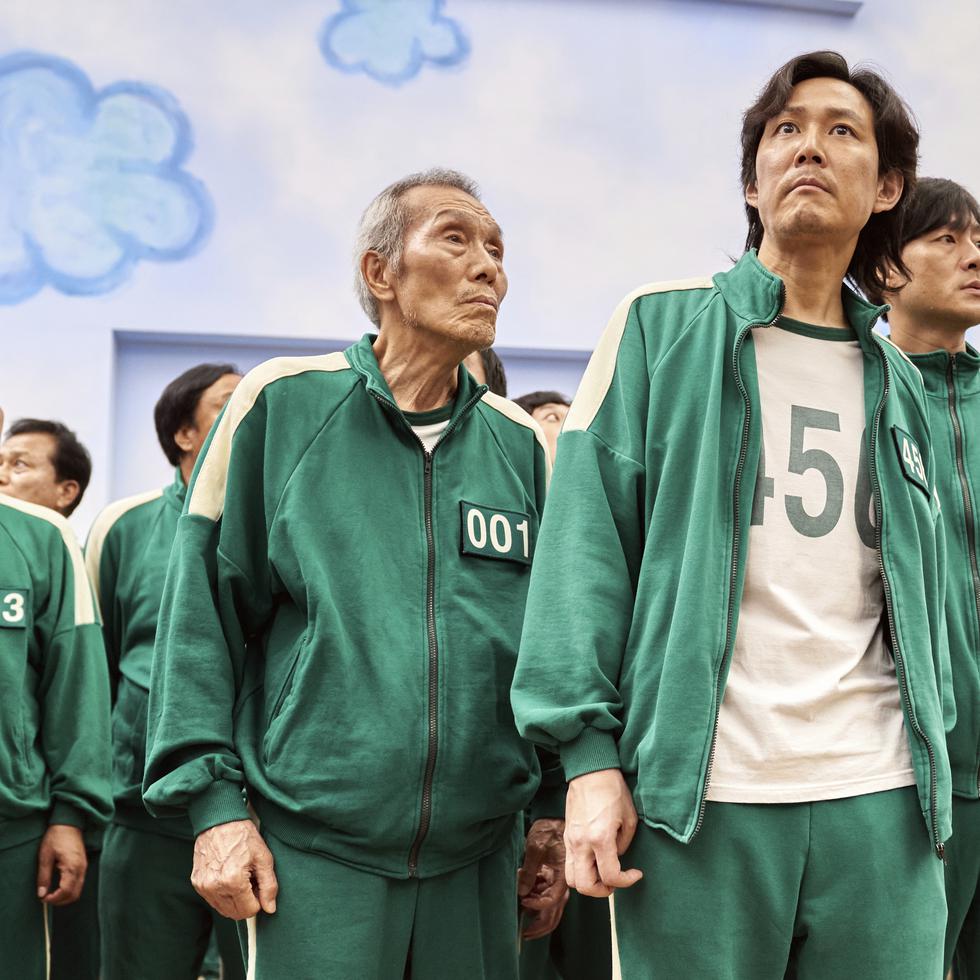El actor de 78 años, O Yeong-su a la extrema izquierda, enfrenta las acusaciones por supuesto abuso sexual.En la foto los actores Lee Jung-jae y Park Hae-soo, de la serie "Squid Game" (Netflix via AP)
