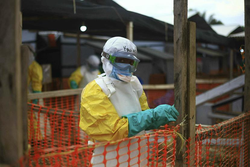 Un trabajador de salud en un centro de tratamiento de ébola en Congo. (AP)