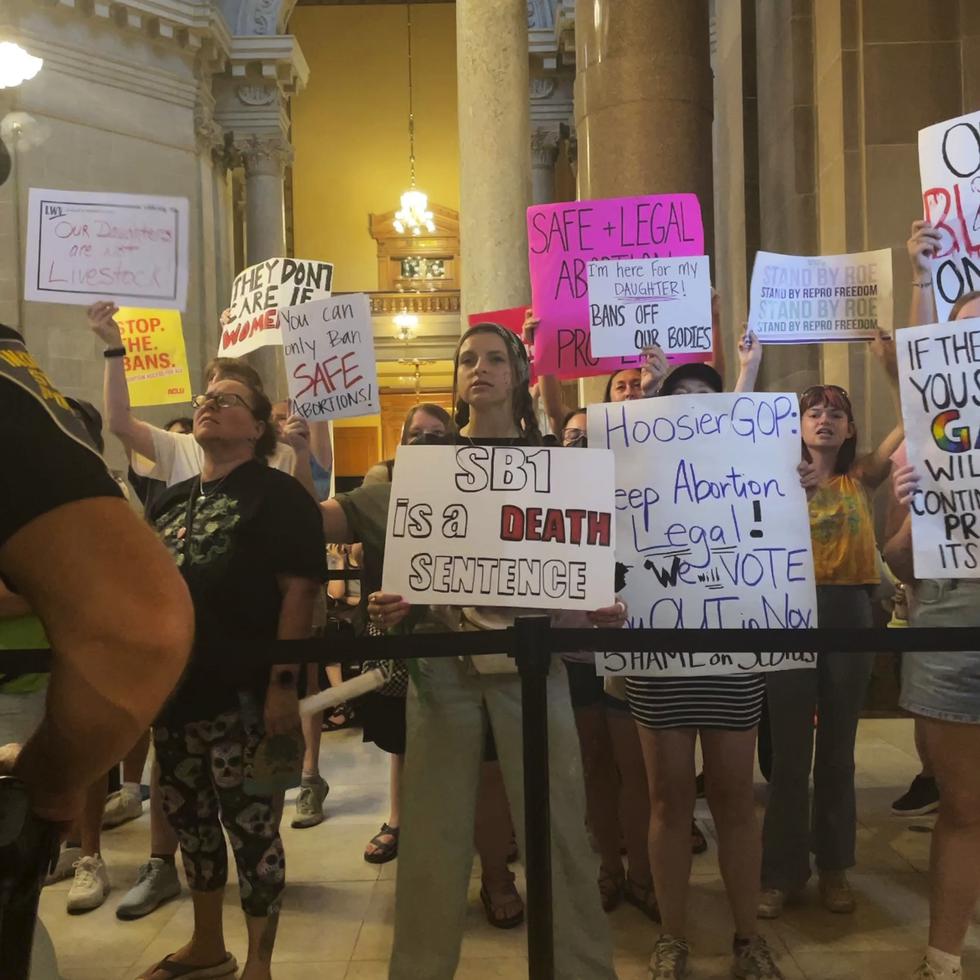 Manifestantes partidarias del derecho al aborto en los corredores de la Legislatura de Indiana, el viernes 5 de agosto de 2022, mientras los legisladores votaban en favor de una prohibición casi total de la interrupción del embarazo.
