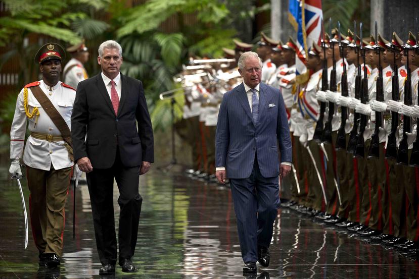 El presidente cubano Miguel Díaz-Canel Bermúdez (izq.) camina junto al príncipe Carlos. (AP / Ramón Espinosa)