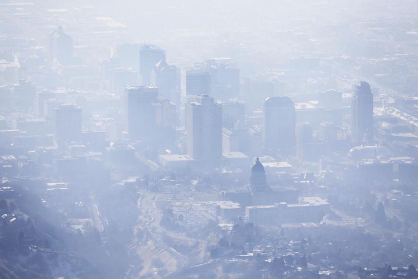 Fotografía del 18 de enero de 2017 de una capa de smog cubriendo a Salt Lake City. (AP)