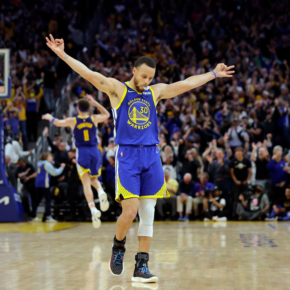 Stephen Curry, Klay Thompson, al fondo, y Draymond Green tienen ahora 20 victorias en juegos de Finales de la NBA y están a dos de igualar a las leyendas de los Lakers.