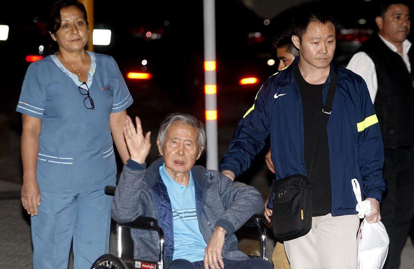 El expresidente peruano Alberto Fujimori acompañado de su hijo, Kenji, abandonó la clínica Centenario de Lima en la que estuvo internado desde hace 12 días (EFE).